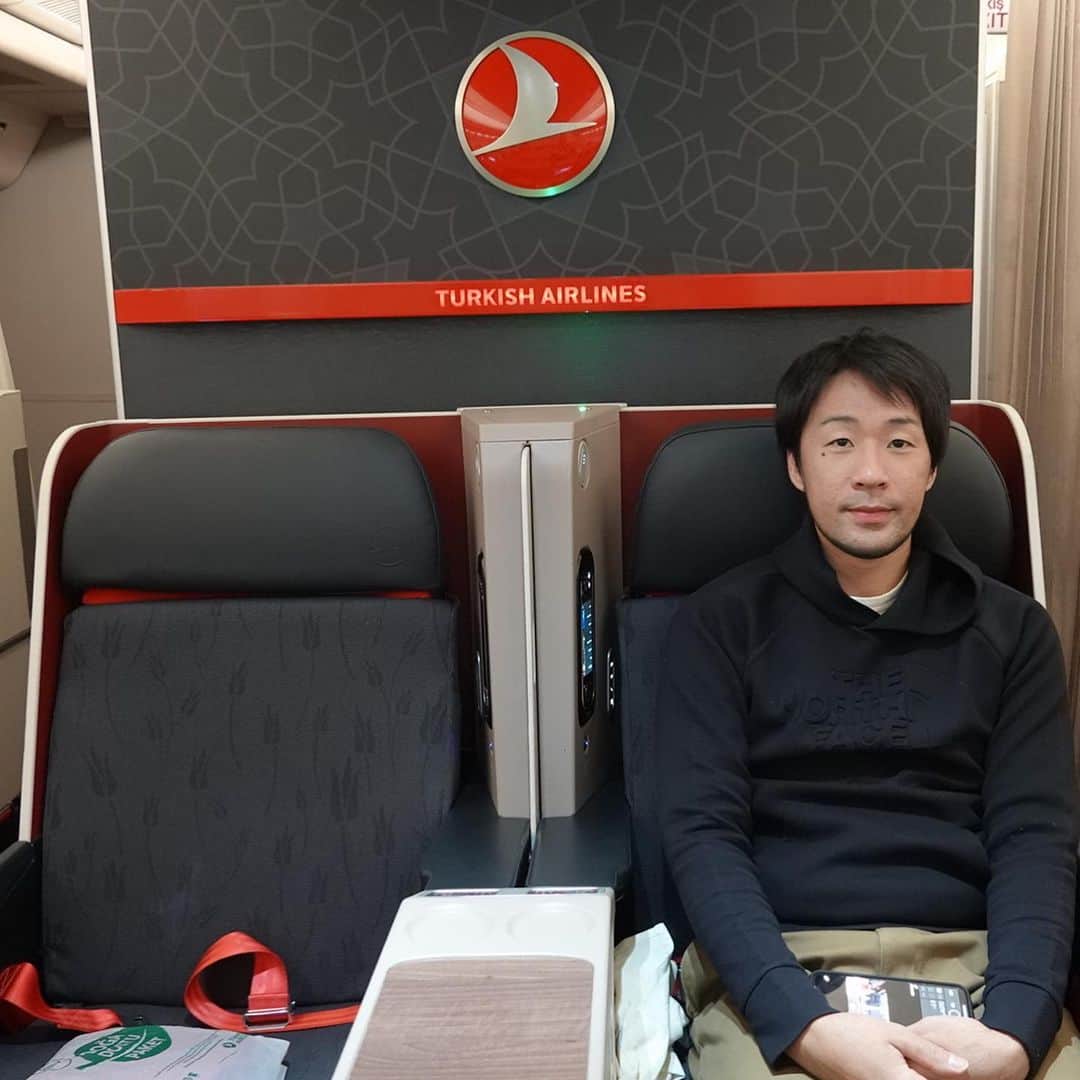 山本大希さんのインスタグラム写真 - (山本大希Instagram)「新千歳空港を出発して約50時間。ようやく目的地に到着しました。  機内で長友選手と同じような写真を撮ろうと思ったけど、ポーズが違った笑 たぶん、2日早ければ長友選手と同じ便だったと思われる。 ※写真は本人のTwitterからお借りさせていただきました。  #キルギス #ビシュケク #ターキッシュエアラインズ #長友佑都 #ビジネスクラス #マナス国際空港 #kirghiz #bishkek #turkishairlines #nagatomo #yutonagatomo #businessclass #manasinternationalairport」11月13日 13時50分 - youtuber_yamamoto