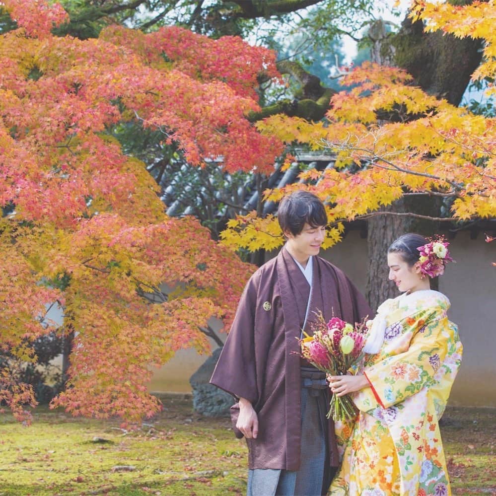 CLAIREのインスタグラム：「美しい紅葉と優しい2人の雰囲気のコントラストが素敵🍁 ・ @clairebridalstudio」