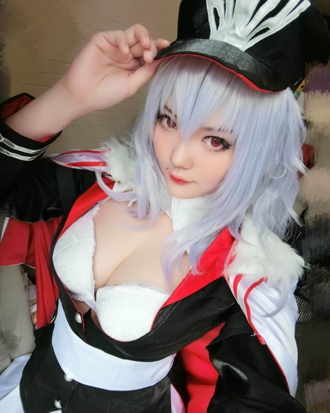 YingTzeさんのインスタグラム写真 - (YingTzeInstagram)「More Graf Zeppelin selfie for you ! ❤️ ( since you guys like this cosplay so much 🤣 ) There are parts of the costumes that I would like to fix before I have a proper photoshoot so most likely won’t be anytime soon. The schedule till end of this year is pretty crazy. 🤣 _ Next Azur Lane cosplay would be HMS Fleet ~ Siruis & Formidable ! ❤️ p/s : I’ll be heading to Taiwan on 20th-25th for event so there won’t be livestream during these dates. Please wait for me ! 🙏🏻 _ #blessed #azurlane #azurlanecosplay #grafzeppelin」11月13日 13時58分 - yingtze