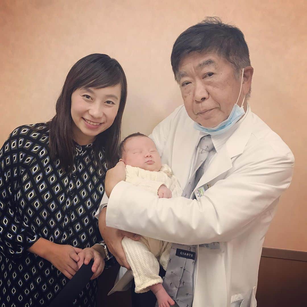 生尾佳子さんのインスタグラム写真 - (生尾佳子Instagram)「先日１ヶ月検診終了しました。 経過も順調で一安心。 私も葵も汀もお世話になった堤先生とパシャリ✨ありがとうございました😊 我家生誕１ヶ月恒例の牧場デビュー 免疫つけてたくましく生きてくれぃ！ #１ヶ月検診 #牧場デビュー  #男の子ママ  #忙しい　けどこれからがもっと大変…  #山王病院  お世話になりました。」11月13日 13時59分 - yotikoikuo