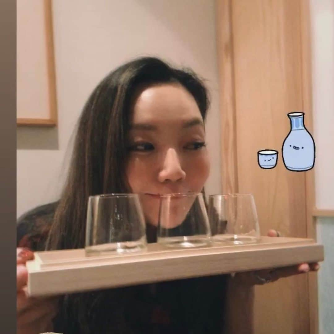 和央ようかさんのインスタグラム写真 - (和央ようかInstagram)「Delicious and fun night 😍🥢🍶🥂@sakaguraev  I really loved sparkling sake “Nanbu bijin awa” 🥂highly recommend  Thank u @tomonyhappy 😍  ママを酒蔵イーストヴィレッジに呼んで頂き、喜び駆けつけた😍”南部美人”の発泡酒を初めて頂き感動🥺青森県の日本酒🍶のテイスティングもさせて頂き呑みすぎ？久しぶりの日本酒🍶😅しかも本日頂いた釜飯は松茸とキノコ🍄🥺先日ねぶた作りの初日に駆けつけたけど、出来上がっていてまたまた感動🥺 ともこさん、酒蔵イーストヴィレッジの皆様本当にありがとうございました🙏  #takakonystylin🍎 #nylife #nyc🍎 #lifestyle  #yokawao #和央ようか #ママ孝行 #ねぶた #南部美人スパークリング」11月13日 14時08分 - yokawao0215