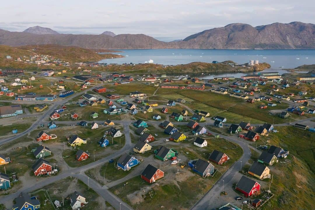 National Geographic Travelさんのインスタグラム写真 - (National Geographic TravelInstagram)「Photo by @kiliiiyuyan | Danish-influenced architecture dominates the village of Narsaq in south Greenland. Today's Greenlanders are a mixture of the area's indigenous Inuit and the Danish. After a powerful independence movement, Greenland was granted home rule in 1979 and its official language became Kalaallisut, or West Greenlandic. Follow me @kiliiiyuyan for more from the Arctic and beyond. #greenland #landscape」11月13日 14時09分 - natgeotravel