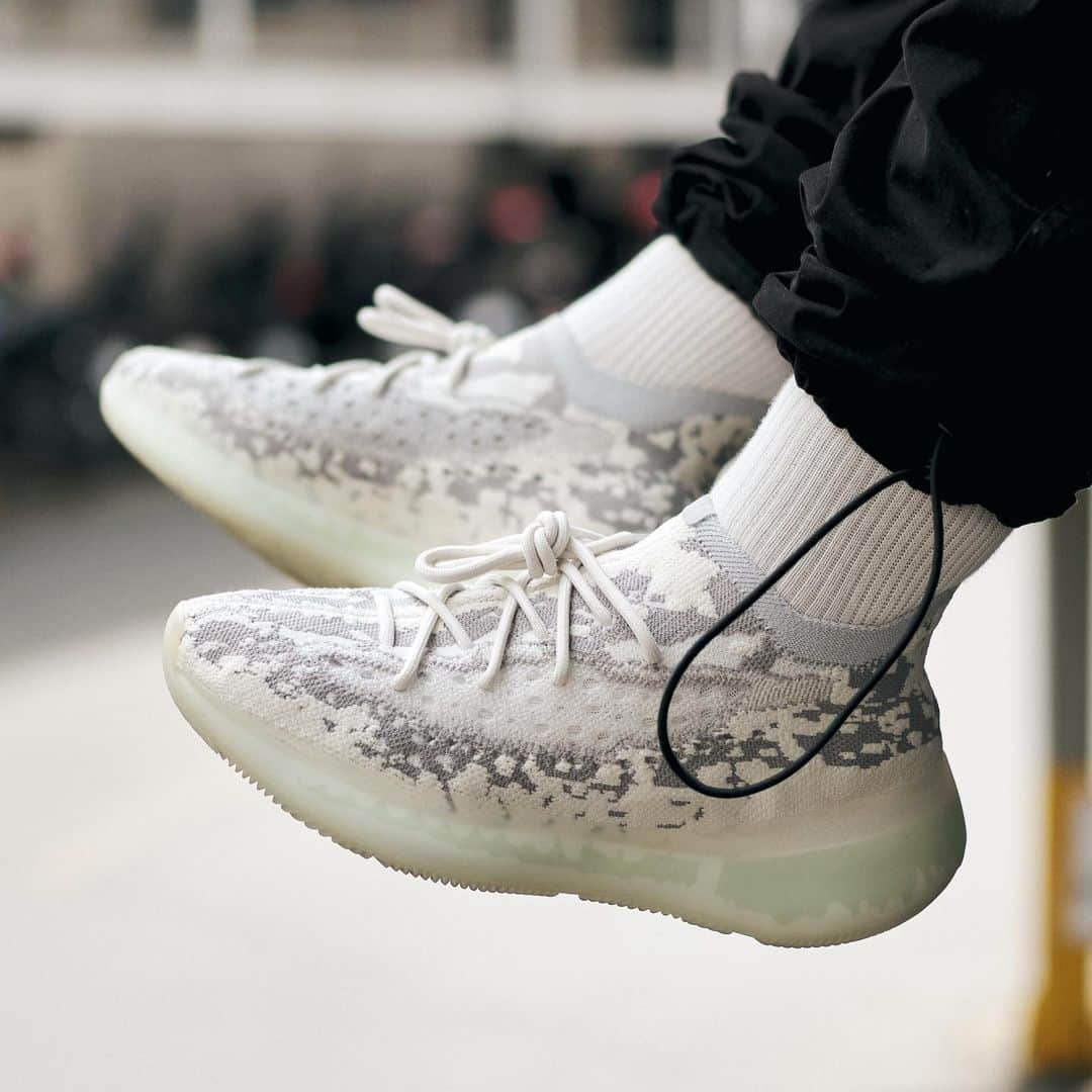 HYPEBEASTさんのインスタグラム写真 - (HYPEBEASTInstagram)「@hypebeastkicks: Here’s an on-feet look at the @adidas YEEZY BOOST 380 "Alien.” Made up entirely of a flexible Primeknit, the shoe features an abstract camo-style pattern that offers both light grey and sleek cream tones, plus stripped-back detailing on the midfoot. It’s rumored to release on November 16 with a reported retail price tag of $230 USD. Stay tuned for official notes. ⁠⠀ Photo: @randygalang/@rylejustinuy」11月13日 14時19分 - hypebeast