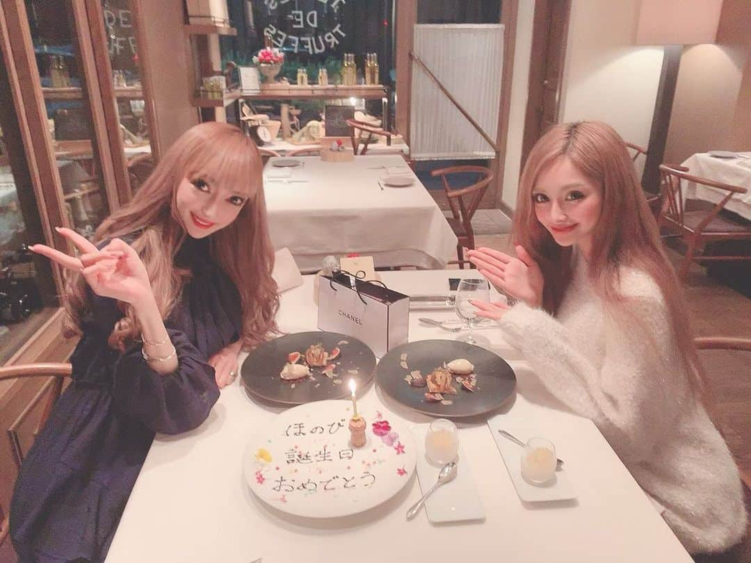 marinさんのインスタグラム写真 - (marinInstagram)「ほのぴの誕生日会したょん😍🗣HAPPYBIRTHDAY👸🏻💓👑✨🎂🎉 . . おめでとう🎈🍾🎊🎉🍹( ́•ૢ⌔•ૢ ̀)♡ トリュフ料理美味しくて お店も可愛かった︎💕︎💕 . . 匂いたまらん🤣❤www また行きたいな(* ˘ ³˘)♡*🍷 . . ブラッククイーンの白ニット 着たよん😻💄 ラメ入りでキラキラ可愛いょん🌹 温かくて肌触りも気持ちいい🥺💋💋 . . 公式サイトcheckしてね꒰◍ᐡᐤᐡ◍꒱︎💕︎💕」11月13日 14時29分 - maririn__78