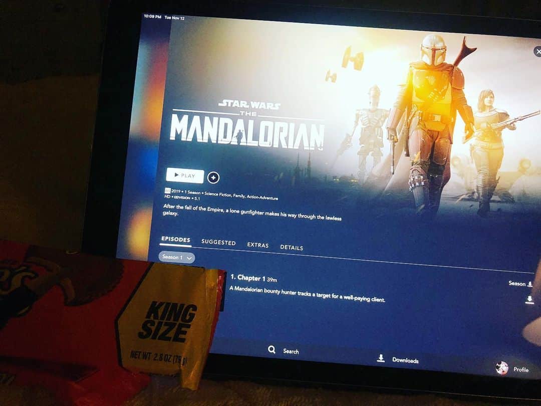 ブレッキン・メイヤーのインスタグラム：「Put Captain Reese’s in the cargo hold...wait that sounds wrong. Shhhh it’s starting!!! (On location working hence the iPad)」