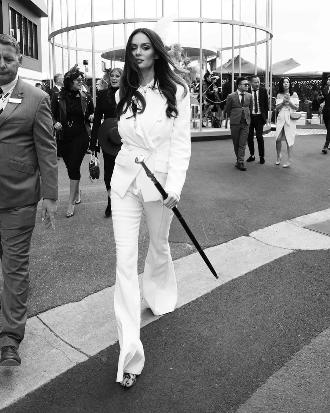 ニコール・トルンフィオのインスタグラム：「🎩 Never thought I would have fit into this suit 6 months pregnant. Thank you to my team @jolyonhoratiomason @chantellebaker @marieuva @_meganyoung @imgmodels @romanobeck @oggie100 it’s takes an army, and thank you husband @garyclarkjr for inspiring the white feather in my hair. 😍😍😍 @flemingtonvrc @kennedyauofficial #kennedyoaksday」