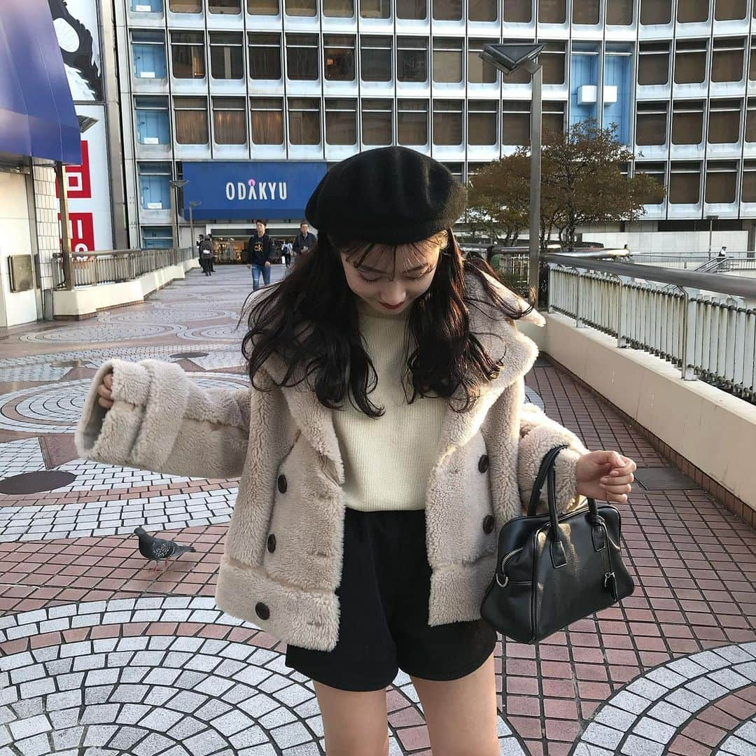 河﨑莉奈さんのインスタグラム写真 - (河﨑莉奈Instagram)「寒くなってきたね🐑❄️ outer❤︎ @acym_official  bag❤︎ @snidel_official  short pants❤︎ @missqq_official」11月13日 14時26分 - rinya5588