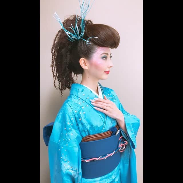 大塚まゆりのインスタグラム：「第69回International Beauty Forum 『Jane’s Collection』 #舞浜アンフィシアター #芸術祭全国大会 #show #model #hairstyle #hairmake #hair #kimono #furisode #着物 #着物ヘア #きもの女子 #振袖 #振袖ヘア」