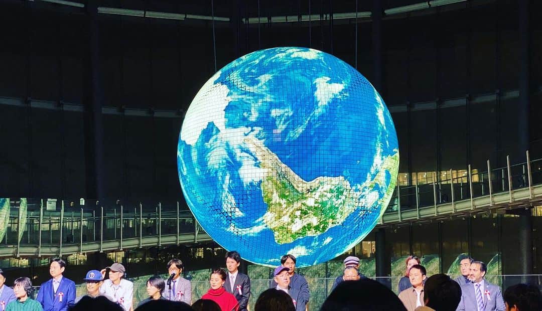 伊藤直樹のインスタグラム：「夜の未来館。この地球はいつ見てもホントに素晴らしい。巨大なホールアースカタログの表紙だし、巨大なiPhoneのホーム画面。地球に畏敬の念を抱いてしまう場所。いまの時期の、暗くなってからの3階から見る地球、かなりオススメです！  photo by @yohawing」