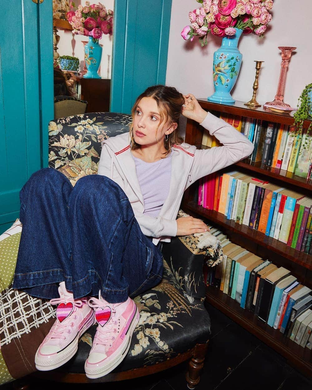 ミリー・ボビー・ブラウンさんのインスタグラム写真 - (ミリー・ボビー・ブラウンInstagram)「So excited to share with you my next collection with @converse ❤️ - launching on 11/18/19. I designed these with all of YOU in mind.  #SpreadLove #BeYou #ConverseXMBB #ConversePartner @converse_style」11月14日 0時00分 - milliebobbybrown