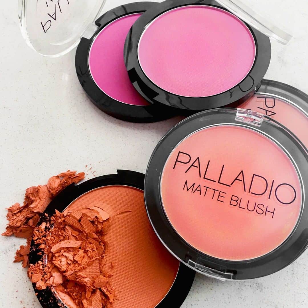 Palladio Beautyさんのインスタグラム写真 - (Palladio BeautyInstagram)「Satin finish flatters the face and helps hide the appearance of lines & wrinkles shimmer blushes may enhance! 😊  Infused w/ Apricot Kernel, Ginseng Root Extract, Aloe, & Chamomile Extract, to help condition & protect the skin from free-radical 🌱damage.  #PalladioBeauty #MatteBlush #CrueltyFreeBeauty」11月14日 0時05分 - palladiobeauty