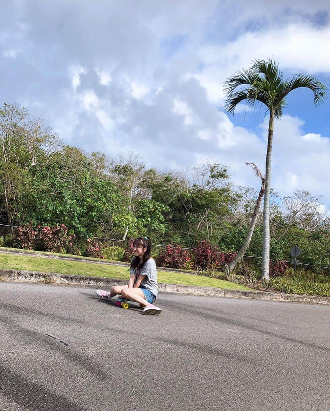 小桃音まいさんのインスタグラム写真 - (小桃音まいInstagram)「. 写真集のオフショット🐾. . . スケボーのシーン🌴. グアムの道路は広くて真っ直ぐでどこまでも続いてるみたいでした. . . 途中で大雨降ったりして大変だったけど. スケボーも上達して楽しかったな〜🥰. . . 引きだとあんまり見えないけど. ヘアピンがいっぱいでヘアメイクも. 可愛くしてもらいました👱‍♀️💓. . . #グアム #グアム旅行 #道路 #撮影 #オフショット #小桃音まい #写真集 #bonita #guam #instaguam #スケートボード #スケボー #skateboard #ootd #ヘアメイク #ヘアアレンジ #sporty #japanesegirl #photography #naturephotography #portrait #portraitphotography #followforfollowback #follow4followback #instagood #instafashion #instalike #スニーカー女子 #ショートパンツ #カジュアルコーデ」11月14日 0時07分 - kotonemai0824