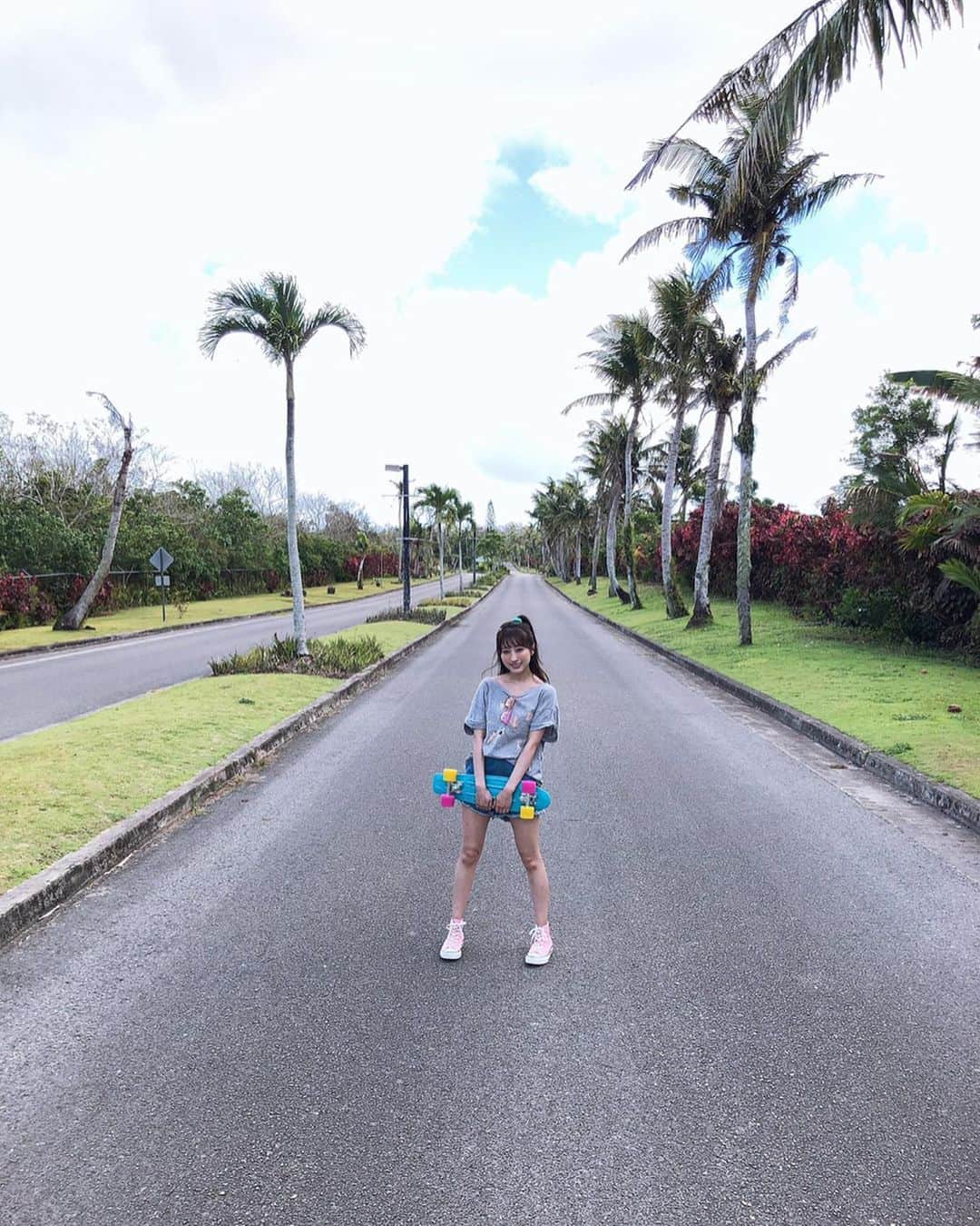 小桃音まいのインスタグラム：「. 写真集のオフショット🐾. . . スケボーのシーン🌴. グアムの道路は広くて真っ直ぐでどこまでも続いてるみたいでした. . . 途中で大雨降ったりして大変だったけど. スケボーも上達して楽しかったな〜🥰. . . 引きだとあんまり見えないけど. ヘアピンがいっぱいでヘアメイクも. 可愛くしてもらいました👱‍♀️💓. . . #グアム #グアム旅行 #道路 #撮影 #オフショット #小桃音まい #写真集 #bonita #guam #instaguam #スケートボード #スケボー #skateboard #ootd #ヘアメイク #ヘアアレンジ #sporty #japanesegirl #photography #naturephotography #portrait #portraitphotography #followforfollowback #follow4followback #instagood #instafashion #instalike #スニーカー女子 #ショートパンツ #カジュアルコーデ」
