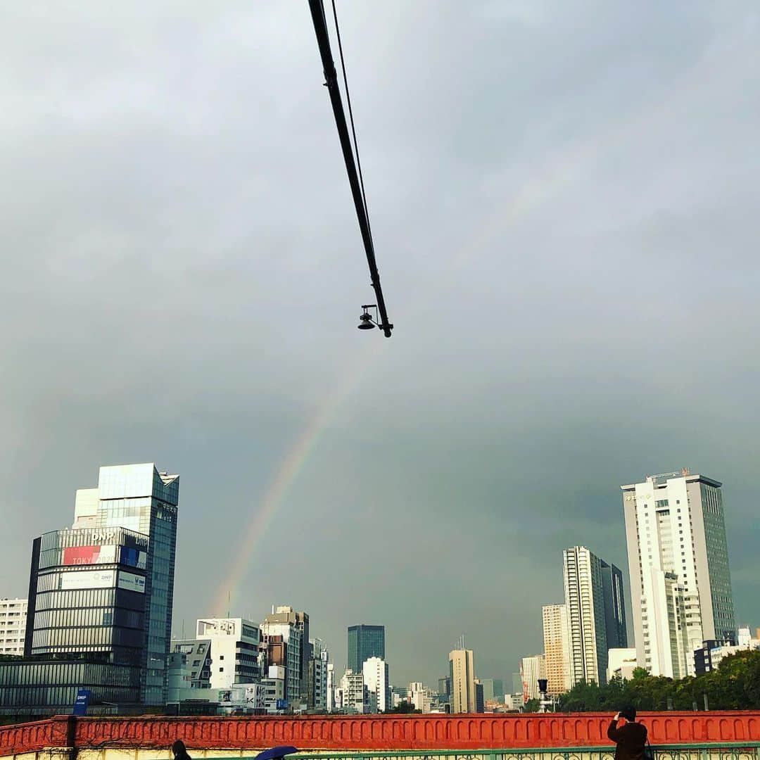 田中美里さんのインスタグラム写真 - (田中美里Instagram)「人だかりの先に虹。  #虹」11月14日 0時17分 - misatotanaka77