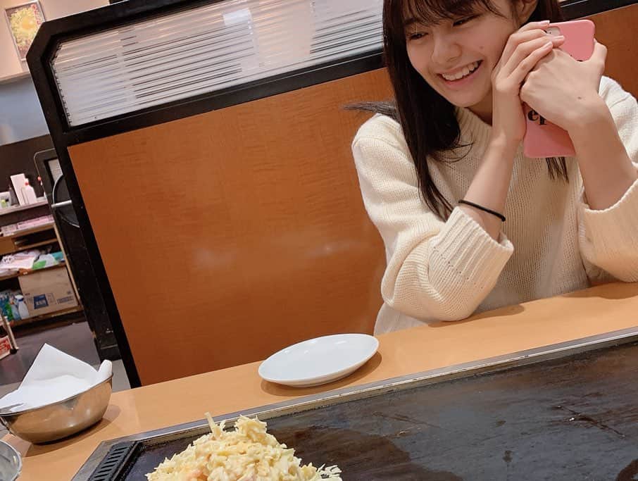 須田亜香里さんのインスタグラム写真 - (須田亜香里Instagram)「ベストヒット歌謡祭の空き時間満喫しました🍒 ラストの動画見て。 まーじで可愛い。 食べ終わってからプリクラ撮りましょーって言い出したところも含め、全てが癒しでした〜☺️ #ベストヒット歌謡祭 #AKB48 #10年桜 #大阪 #お好み焼き #ホンマハタチヒナタ  #ほんさん #ありがとう #癒し #てか #すっぴん #プリクラ  #ちょうどいい盛れ具合」11月14日 0時24分 - akarisuda