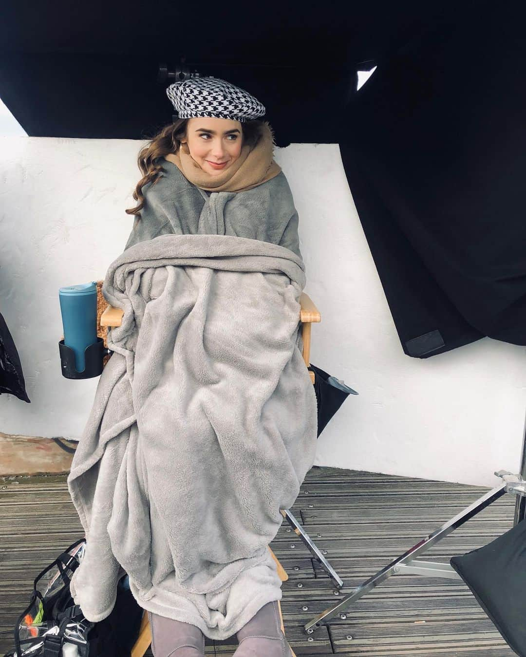 リリー・コリンズさんのインスタグラム写真 - (リリー・コリンズInstagram)「Emily in the cold...」11月14日 0時33分 - lilyjcollins