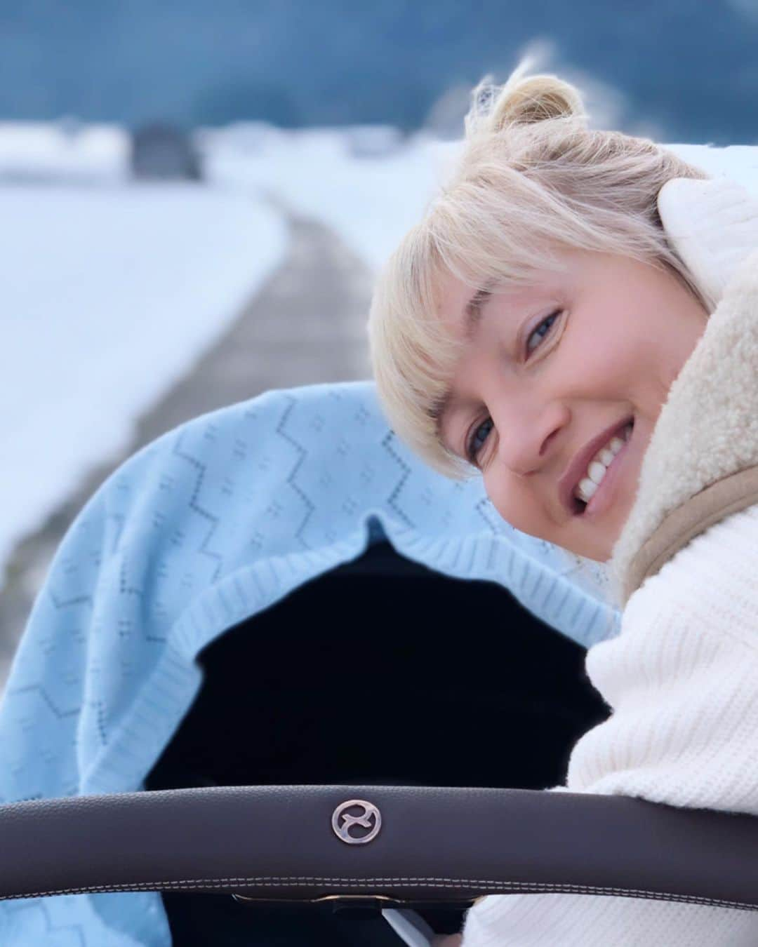 アリオナ・サフチェンコさんのインスタグラム写真 - (アリオナ・サフチェンコInstagram)「Amilia’s first day out in the Oberstdorf snow ❄️ 💕 _ #snow #familytime #love #oberstdorf #winterwonderland」11月14日 0時28分 - aljonasavchenko