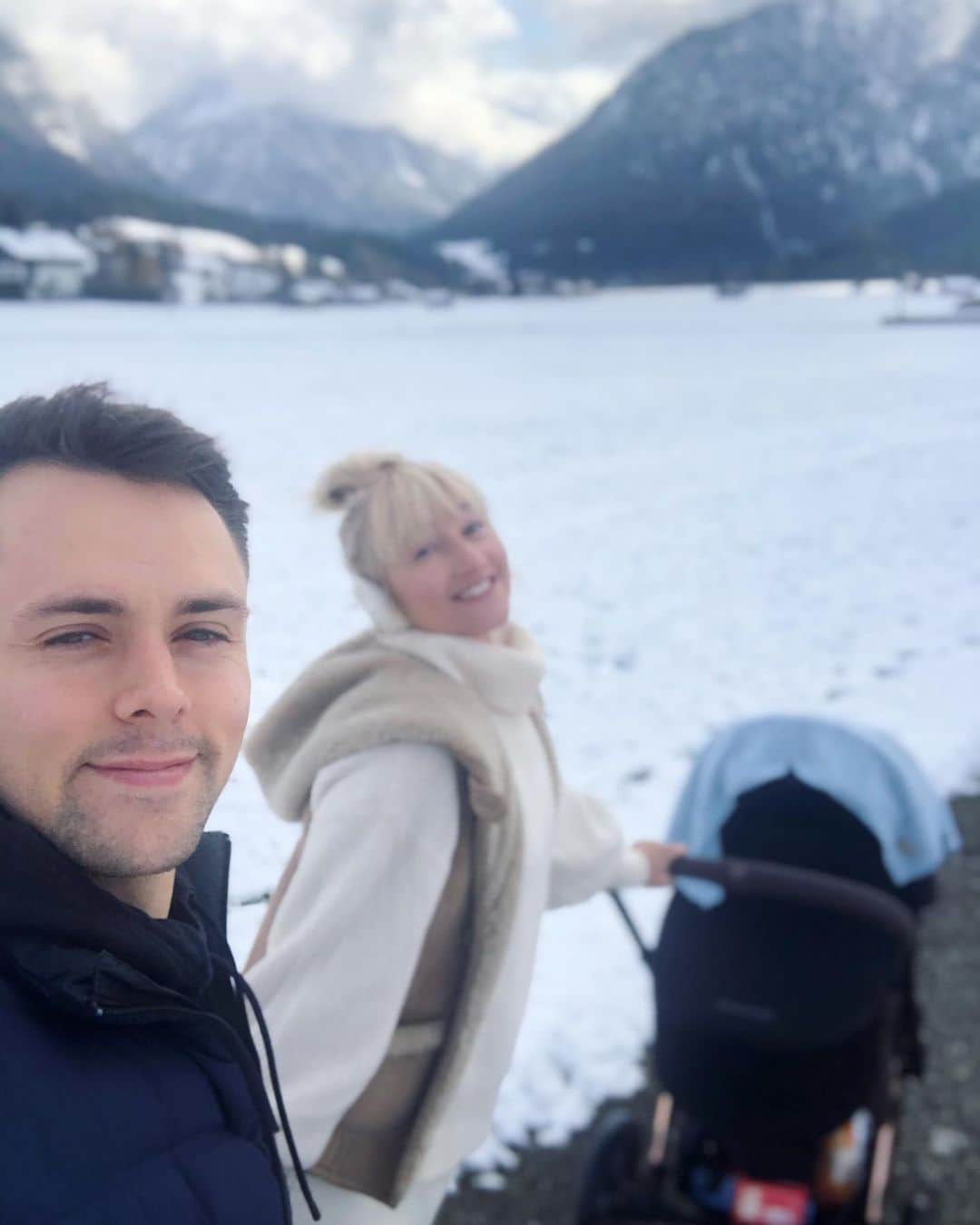 アリオナ・サフチェンコさんのインスタグラム写真 - (アリオナ・サフチェンコInstagram)「Amilia’s first day out in the Oberstdorf snow ❄️ 💕 _ #snow #familytime #love #oberstdorf #winterwonderland」11月14日 0時28分 - aljonasavchenko