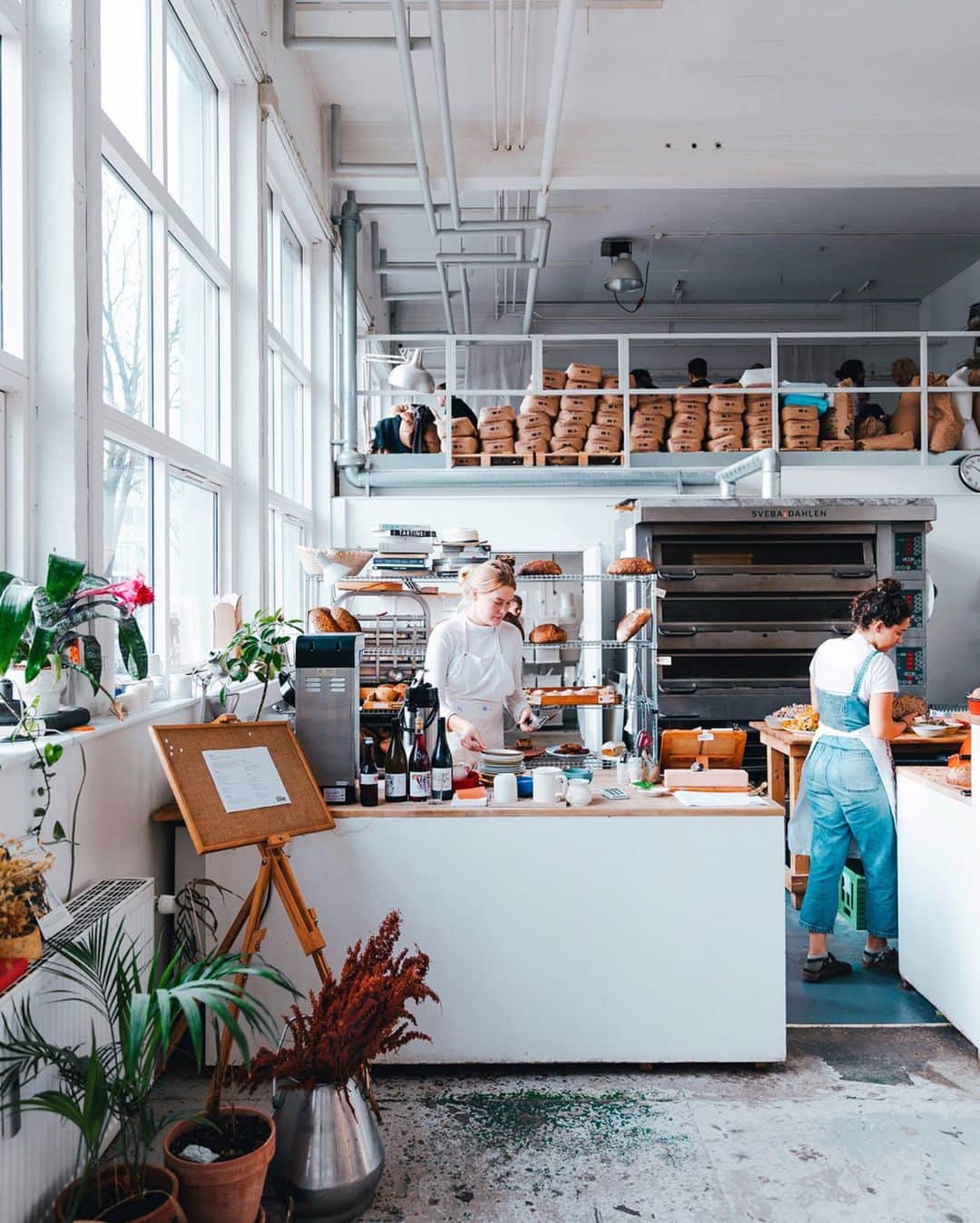 リリー＝ローズ・メロディのインスタグラム：「By far one of my fav breakfast/brunch/lunch place ever! I could have spent the whole day there. Not only that bakery is super pretty and full of beautiful details but food was also extremely good! And their bread+ danish pastries 🤤😭 Une merveille! If you’re ever in Copenhagen make sure to stop by! You’ll thank me later 👩🏼‍🌾 #lilyincopenhagen」