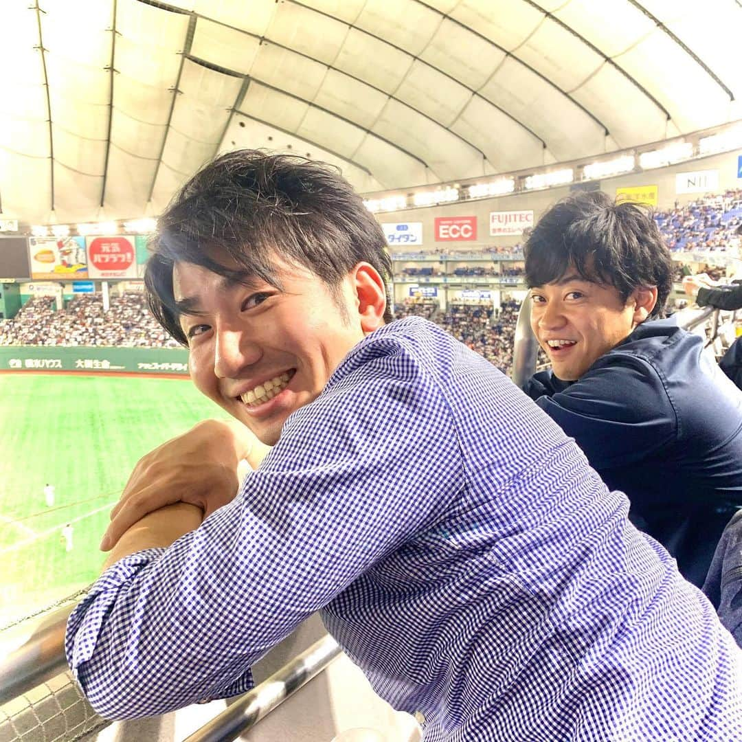 福田太郎さんのインスタグラム写真 - (福田太郎Instagram)「⚾️ 侍ジャパン勝利！！！ 地鳴りのような歓声が響いたかと思えば、 守りの時は、国際試合ならではの静寂…。 ピッチャーの『うぉりゃー！』という 気迫の叫びが東京ドームにこだまし、 圧巻の奪三振ショーに、心の底からしびれました🔥  #世界野球 #プレミア12  #日本代表 #侍ジャパン 決勝まであと１勝！世界一まであと２勝！ #ファイターズ #近藤健介 選手 #こんちゃん タイムリーヒットの活躍は、あすの #イチモニ！で！  #早稲田 で #バッテリー を組んでた小池くん。 ２人で配球を読み合い、野球談義しながら観戦🏟  大学時代は、#用意周到 に手入れを尽くしたミットで たくさん良い音鳴らしてくれました！ #好きな言葉 は #二盗三盗周東  #キャッチャー #右投げ左打ち #帯広出身 #野球部 #lovefighters #premier12 #世界野球プレミア12」11月14日 0時49分 - htb_tarofukuda