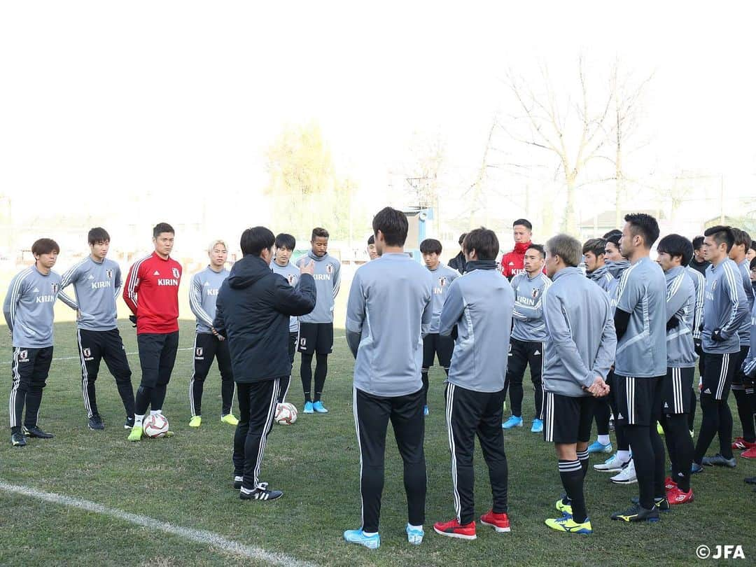 日本サッカー協会さんのインスタグラム写真 - (日本サッカー協会Instagram)「SAMURAI BLUE 、キルギスでのトレーニング2日目！所属クラブの試合の都合で合流が遅れていたMF #南野拓実選手やMF#中島翔哉 選手らが合流、キルギスの首都ビシュケクで練習を行いました。 ・ #daihyo #SAMURAIBLUE #新しい景色を2022 ―――――――――――――――――― 2022FIFAワールドカップカタールアジア2次予選 🆚キルギス代表 📅11/14(木)日本時間20:15KO 📍Dolen Omurzakov Stadium（キルギス） 📺TBS系列で全国生中継 ・ 👉大会情報はJFA.jpへ ――――――――――――――――――」11月14日 0時58分 - japanfootballassociation