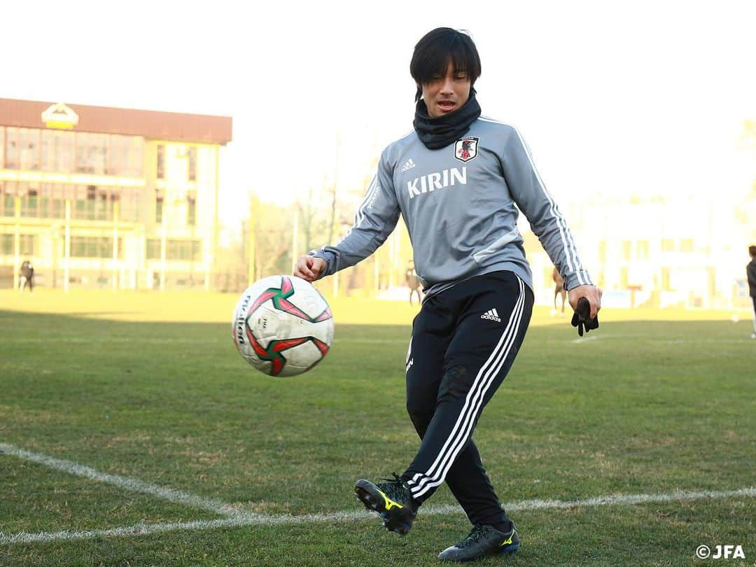 日本サッカー協会さんのインスタグラム写真 - (日本サッカー協会Instagram)「SAMURAI BLUE 、キルギスでのトレーニング2日目！所属クラブの試合の都合で合流が遅れていたMF #南野拓実選手やMF#中島翔哉 選手らが合流、キルギスの首都ビシュケクで練習を行いました。 ・ #daihyo #SAMURAIBLUE #新しい景色を2022 ―――――――――――――――――― 2022FIFAワールドカップカタールアジア2次予選 🆚キルギス代表 📅11/14(木)日本時間20:15KO 📍Dolen Omurzakov Stadium（キルギス） 📺TBS系列で全国生中継 ・ 👉大会情報はJFA.jpへ ――――――――――――――――――」11月14日 0時58分 - japanfootballassociation