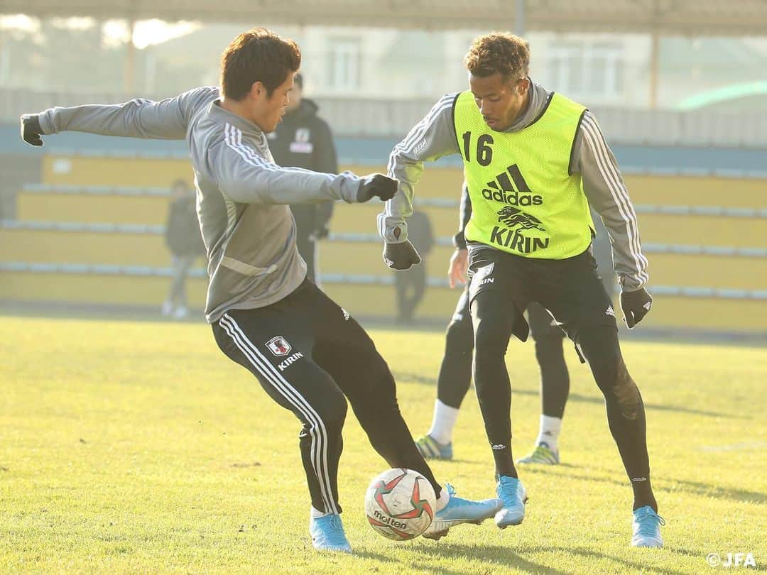 日本サッカー協会さんのインスタグラム写真 - (日本サッカー協会Instagram)「SAMURAI BLUE 、キルギスでのトレーニング2日目！所属クラブの試合の都合で合流が遅れていたMF #南野拓実選手やMF#中島翔哉 選手らが合流、キルギスの首都ビシュケクで練習を行いました。 ・ #daihyo #SAMURAIBLUE #新しい景色を2022 ―――――――――――――――――― 2022FIFAワールドカップカタールアジア2次予選 🆚キルギス代表 📅11/14(木)日本時間20:15KO 📍Dolen Omurzakov Stadium（キルギス） 📺TBS系列で全国生中継 ・ 👉大会情報はJFA.jpへ ――――――――――――――――――」11月14日 0時58分 - japanfootballassociation