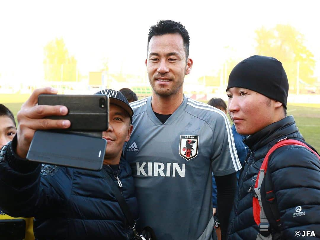 日本サッカー協会さんのインスタグラム写真 - (日本サッカー協会Instagram)「SAMURAI BLUE 、キルギスでのトレーニング2日目！所属クラブの試合の都合で合流が遅れていたMF #南野拓実選手やMF#中島翔哉 選手らが合流、キルギスの首都ビシュケクで練習を行いました。 ・ #daihyo #SAMURAIBLUE #新しい景色を2022 ―――――――――――――――――― 2022FIFAワールドカップカタールアジア2次予選 🆚キルギス代表 📅11/14(木)日本時間20:15KO 📍Dolen Omurzakov Stadium（キルギス） 📺TBS系列で全国生中継 ・ 👉大会情報はJFA.jpへ ――――――――――――――――――」11月14日 0時58分 - japanfootballassociation