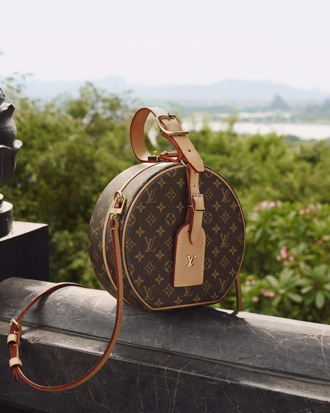 ルイ・ヴィトンさんのインスタグラム写真 - (ルイ・ヴィトンInstagram)「For the love of the voyage. The compact Petite Boite Chapeau in Monogram from the latest Spirit of Travel Campaign. See #LouisVuitton’s wide range of travel bags via link in bio.」11月14日 1時00分 - louisvuitton