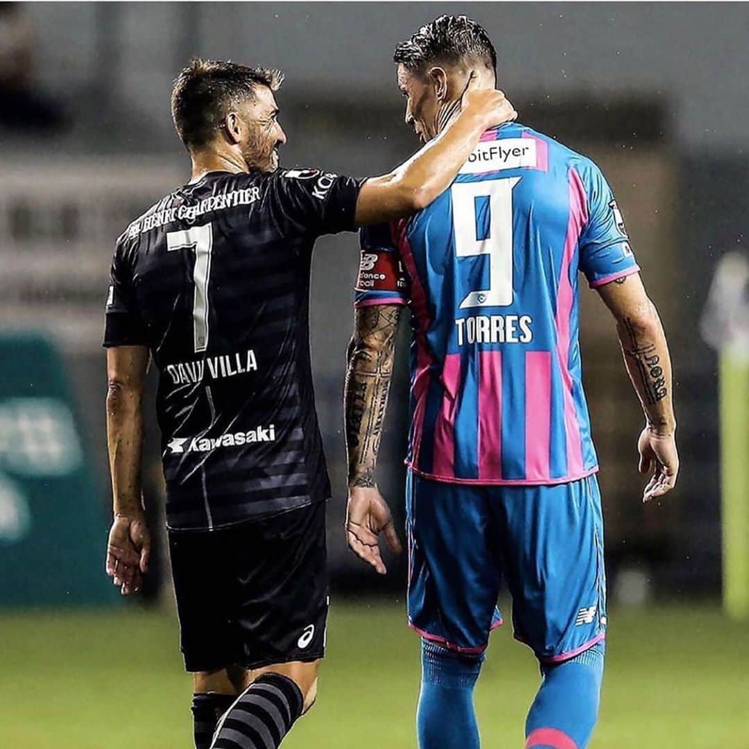 フェルナンド・トーレスのインスタグラム：「Rivales, compañeros, pero sobre todo AMIGOS. Ha sido un honor y un placer compartir delantera y ganar contigo @davidvilla . Hemos vivido juntos los mejores momentos de la historia de nuestro fútbol donde llegamos a conseguir lo que parecía y vuelve a parecer imposible. Disfruta de todo el cariño que seguro recibirás estos días por tu maravillosa trayectoria. Todos te recordaremos como uno de los más grandes. Nos vemos pronto 😉#graciasguaje  Rivals, teammates, but above all FRIENDS.  It has been an honor and pleasure to play and to win with you @davidvilla . Together we lived the best moments in Spanish football history and we did what it seemed and it seems impossible again.  Enjoy all the love you will surely receive these days for your wonderful career. We will all remember you as one of the greatest.  See you soon￼￼￼ 😉#graciasguaje」