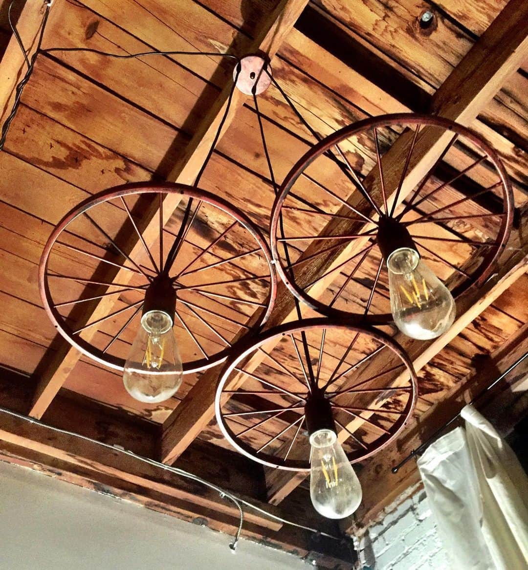 シャーニ・ヴィンソンのインスタグラム：「Loving these custom industrial metal lights that were on set the other day! Made from some old wheels and a bit of spray paint. #designideas #rusticfurniture #homeinspiration #industrial #metal #art #furnituredesign #homedecor 💡」