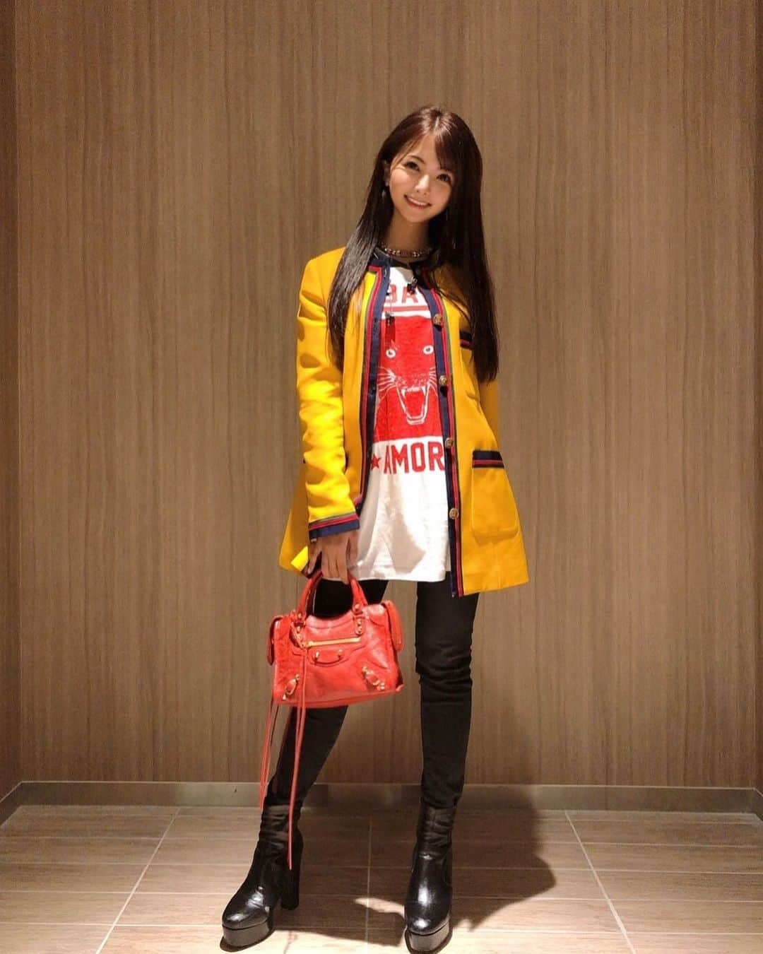 岡田栞奈のインスタグラム：「昨日の私服👅💓 #私服コーデ #秋 #ジャケットスタイル #お洒落さんと繋がりたい  #gucci #dior #balenciaga #fashion #item #love #codenate」