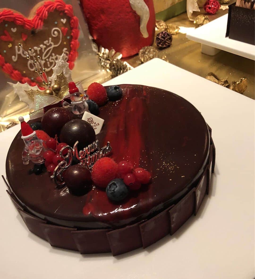 小林万希子さんのインスタグラム写真 - (小林万希子Instagram)「セントレジスホテル大阪 12階の日本庭園のイルミネーションや ・ シュワシュワ片手に🥂 27階ロイヤルスイートによるクリスマスケーキコレクション🍰✨ ・ こんなクリスマスを過ごしたい💓 ・ という理想のクリスマスをセントレジスホテル大阪では味わえます✨☺️ ・ 新しい出会いもあって♡ 楽しかった🙏💕 ・ #PR & production (株)セブンス 代表 ななみさん ・ #美魔女  ミセスモデル いずみさん ・ #美ST ライター 浦崎かおりさん ・ ・ #セントレジス大阪  #stregisosaka  #クリスマス  #クリスマスツアー  #クリスマスマーケットデザートブッフェ #どれも美味しい ❤️ #夢の空間  #クリスマスデート  #ロイヤルスイート  #素敵すぎる ！ #イルミネーション  #きれいでした ✨✨」11月13日 16時24分 - macky1218