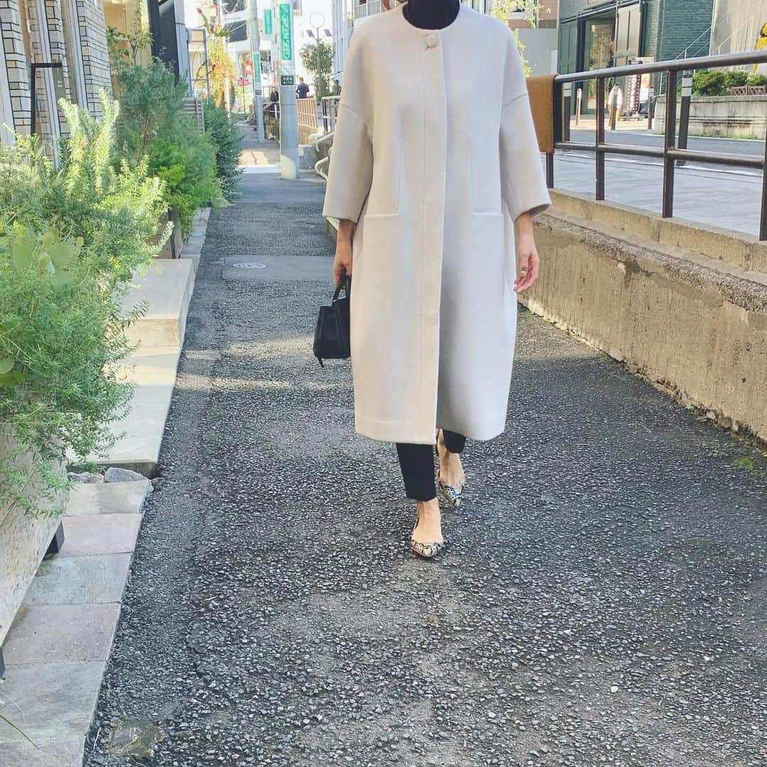 Tsuru by Mariko Oikawaさんのインスタグラム写真 - (Tsuru by Mariko OikawaInstagram)「真っ白過ぎない大人なWHITEは、羽織るだけでぱっと華やぐ印象に。二重組織で織られた生地は厚みがあり、クラシカルなシルエットを実現させてくれる。ドレスアップにもカジュアルなコーディネートにも合わせやすい一着…＊ ・ ・ coat:Soirre/WHITE ¥90,000＋tax shoes:Andrea/SNAKE ¥25,000＋tax ・ ・ (こちらのコートはパールが付いていないタイプです！) ・ ・ staff 166cm #tsurubymarikooikawa#tsuru#onlinestoreにて発売中」11月13日 16時32分 - tsurubymarikooikawa