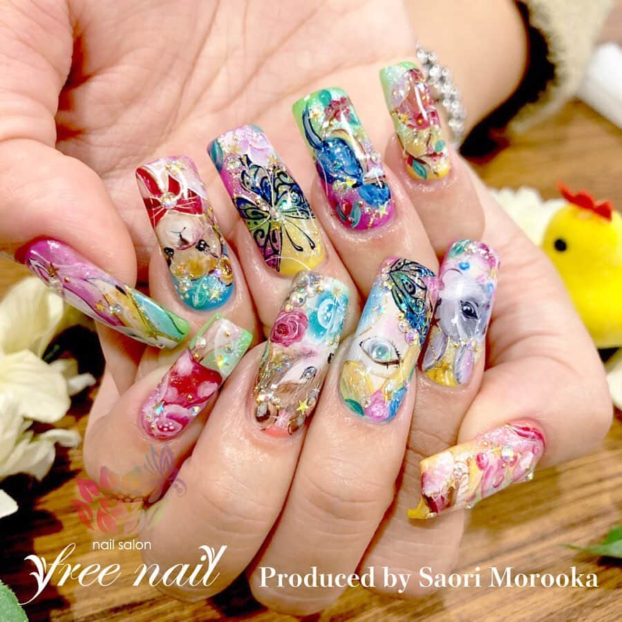 free nail フリーネイルさんのインスタグラム写真 - (free nail フリーネイルInstagram)「. ━━━━━━━━━━━━━━━━━ 上海美容コンテスト🇨🇳✨ ジェルネイルアート部門3位入賞🥉🏆 ━━━━━━━━━━━━━━━━━ . freenailより、ネイリストの諸岡さおりが 上海美容コンテストジェルネイルアート部門に出場💅🏻🇨🇳🏆 物凄い数の人人人👭👫👬で大迫力の雰囲気の中、 見事３位入賞を果たしました🥉🏆✨ @freenail_morochan . コンテストの内容は、テーマに合ったネイルアートを60分以内に完成させるというもの👩🏻‍🎨🎨 . 見事表彰台を勝ち取ったアートは スワイプして3枚目の画像をご覧ください👆🏻👉🏻💁🏻‍♀️ . 普段から高彩度の難しいアートも、スピーディー且つ丁寧に、美しく仕上げる技術を身に付けているため、コンテストの場でも実力通りの素晴らしい速書きアートを披露し、freenailの日式ネイル技術が世界に通用することを証明してくれました🌎✨ . 私たちfreenailのスタッフにとって何よりなのは、実際にお客様に施術させていただき、ネイルやマツエク、エステでHappyになっていただくことです🌝💗 しかし、時にこのようなコンテストに出場し、私たちの技術力がどの水準にあるのか、自信をもってお客様にご提供できるものなのかを学び、確認させていただくことも重要だと考えます👩🏻‍🎓💡 . 今回は世界的なコンテストで表彰台に立つことができ、いつも皆様にご愛顧いただいているfreenailのネイルアートが世界水準に勝るとも劣らないことを証明できましたので、この場で皆様とこの喜びを共有させていただければ幸いです🙇🏻‍♀️💐 . 日式ネイルの技術を武器に、世界で活躍するfreenailスタッフ🦸🏻‍♀️🌎✨ 私たちと共に活躍したいと思っていただけるネイリスト、アイリスト、エステティシャンも随時募集しております🙆🏻‍♀️ . 中国で、世界で、グローバルに有名なネイリスト・アイリストになりたいという方、是非お気軽にお問い合わせくださいね💁🏻‍♀️💗 . TEL：06-6533-7757 http://free-nail.com/form.html . 女性のための『自由な空間』 トータルビューティーサロン『freenail』 . #フリーネイル #freenail #ネイルサロン #ネイル #大阪ネイルサロン #ネイリスト #アイリスト #ネイルアーティスト #アイデザイナー #ネイリスト募集 #アイリスト募集 #ネイリスト募集中 #アイリスト募集中 #ネイリスト求人 #アイリスト求人 #上海 #上海ネイル #ネイルコンテスト #入賞 #ネイルアート #ネイルデザイン #ネイルチップ #働く女性 #日式美甲 #日式美睫 #日式美甲胶 #日本美甲师 #日本美甲老师 #美甲上课 #日本胶」11月13日 16時32分 - freenail_jpn