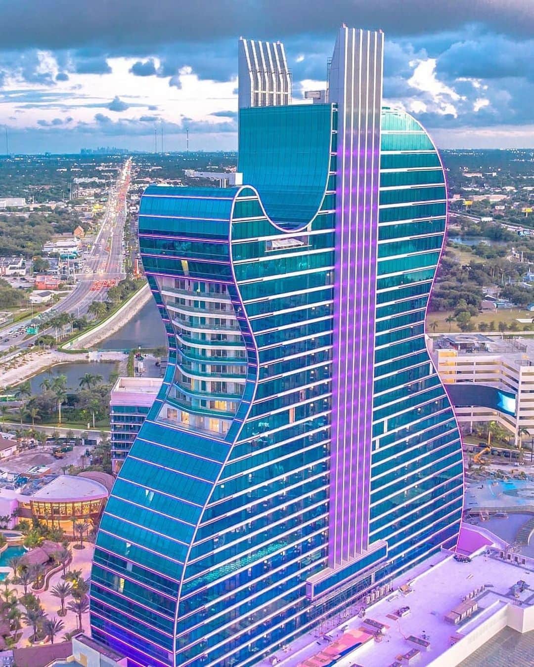 HYPEBEASTさんのインスタグラム写真 - (HYPEBEASTInstagram)「#hypelife: @hardrockhotels has opened the world’s first guitar-shaped hotel. Standing 450 feet tall, the @hardrockholly is located in South Florida and features a 13.5-acre pool, a lagoon for water sports, a concert hall that can seat 7,000 spectators and a Hard Rock Casino. The one-of-a-kind skyscraper cost $1.2 billion USD to complete.⁠⠀ Photo: @remotepilotmike」11月13日 16時32分 - hypebeast