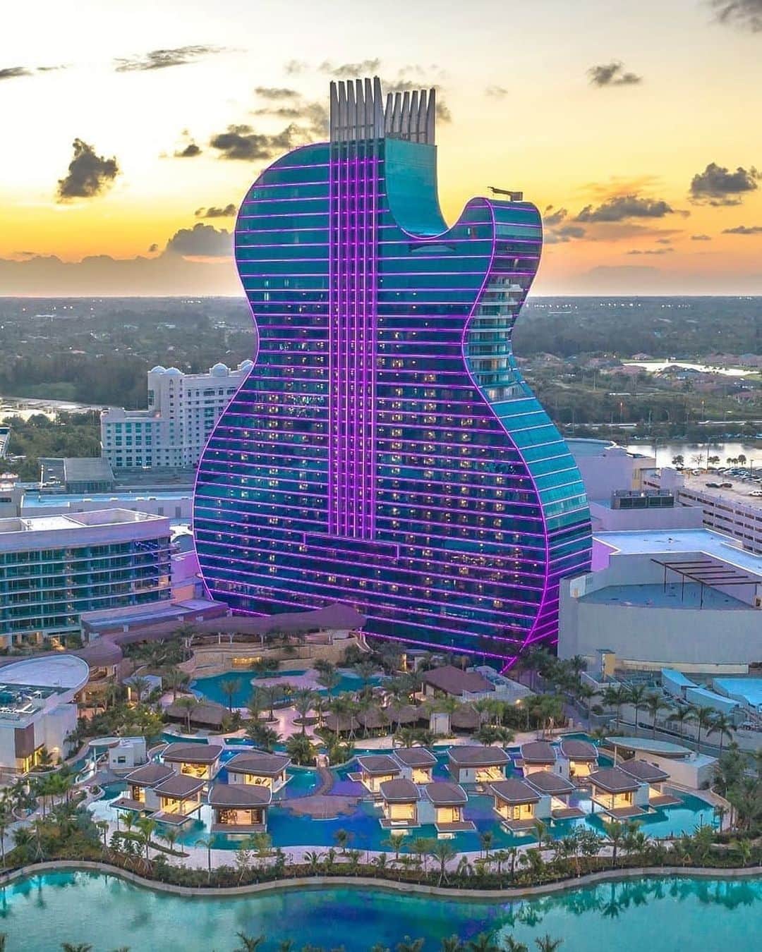 HYPEBEASTさんのインスタグラム写真 - (HYPEBEASTInstagram)「#hypelife: @hardrockhotels has opened the world’s first guitar-shaped hotel. Standing 450 feet tall, the @hardrockholly is located in South Florida and features a 13.5-acre pool, a lagoon for water sports, a concert hall that can seat 7,000 spectators and a Hard Rock Casino. The one-of-a-kind skyscraper cost $1.2 billion USD to complete.⁠⠀ Photo: @remotepilotmike」11月13日 16時32分 - hypebeast