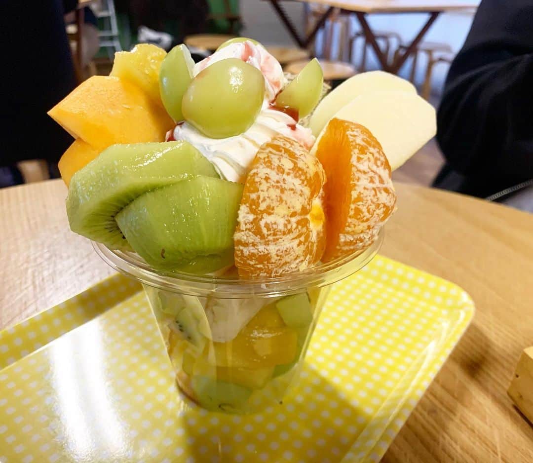原田麻子さんのインスタグラム写真 - (原田麻子Instagram)「フルーツパフェ  にいやんが珍しくパフェに興味を示したので。 旬のフルーツ(今日は8種類)が全部入っています。 以前はワンコインだったみたいだけれど、その時のは写真でしか見たことがないので比較はできないけど千円でも十分おやすいボリウム！しかもそれぞれプロの果物屋さんが厳選したものだから食べごろの果物ばかり。 懐かしい味のバニラアイスとホイップがとても良い…」11月13日 16時27分 - achakoko