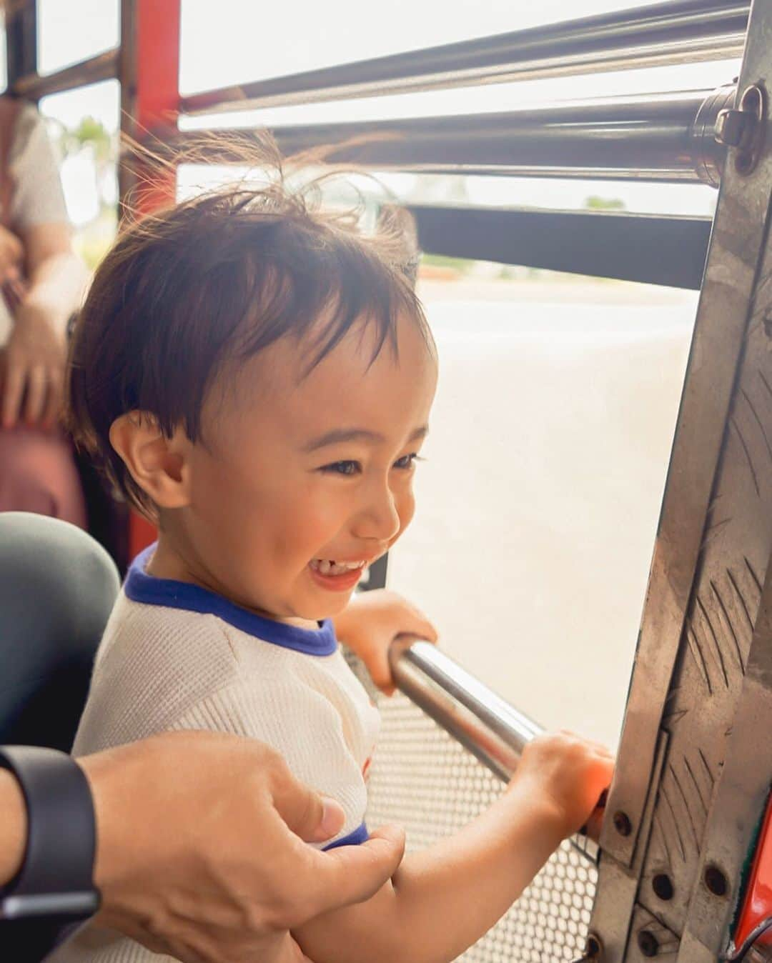 yeNahさんのインスタグラム写真 - (yeNahInstagram)「恋人岬行きの開放感あるバスにエンジョイしてた会長🚌﻿ 会長ももうすぐ2才になる👶🏻﻿ 単語3つ繋げられるようになったり、赤ちゃんというより子供っぽくなってきたけど、君は一生私からしたらBabyよ🤱🏻﻿ ﻿ 🧚🏼‍♀️edited with @haneypresets #haneypresets」11月13日 16時27分 - haney8859