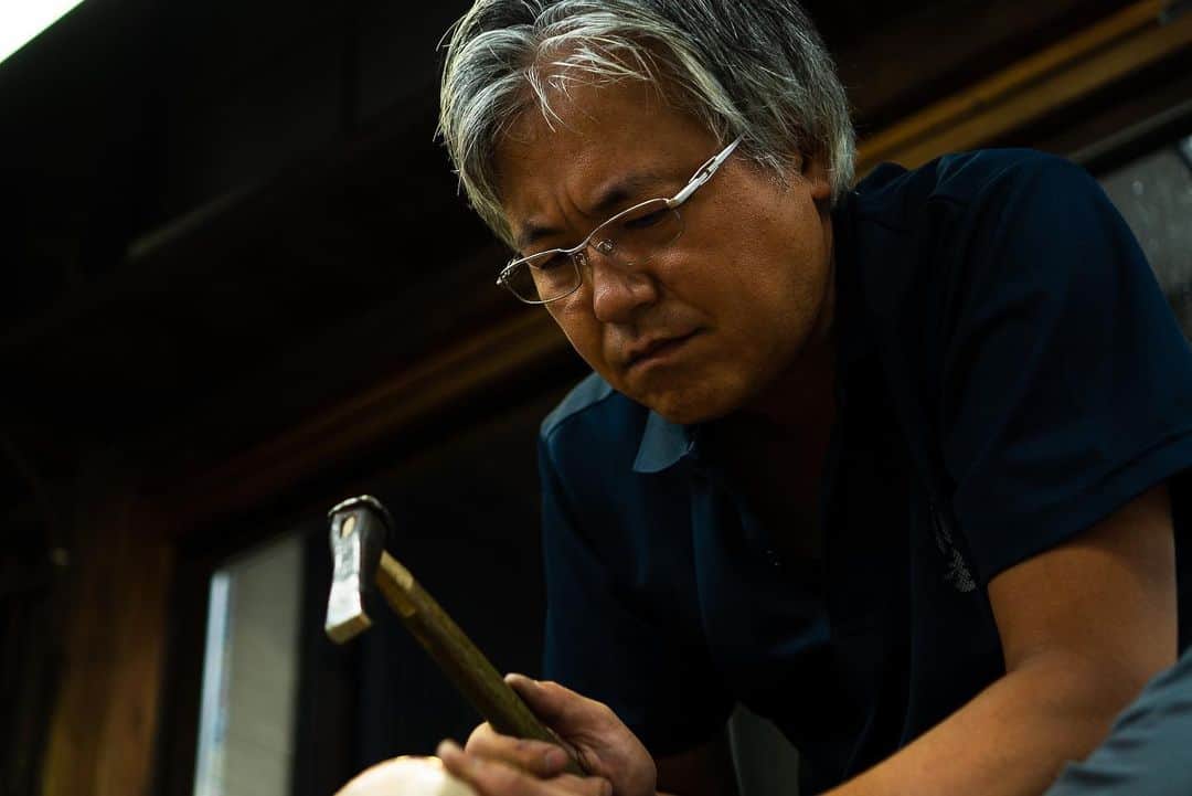 Japanese Craft Mediaさんのインスタグラム写真 - (Japanese Craft MediaInstagram)「“The most important thing in Japanese culture is making sure that the people will never stop using the crafts. We want to pass it on to the generations to come...” Craftsmen shapen their skilles not only as craftsmen for making products on requests, but also as artists for making amazing product. This is a reason why Gyokusendo is known for its beautiful, lustrous copperware that always satisfies the customers. JapanMade collaborated with @mazda_jp to make this content.  #japanmade_co #japanmade #craft #craftsmanship #handcrafted #japansecraft #japaneseculture #japanesedesign #japanesestyle #japan_focus #japanesetraditional  #japanlover #thisisjapan #tsubamesanjo #niigata #japan #gyokusendo #copperdrinkware」11月13日 16時29分 - japan___made