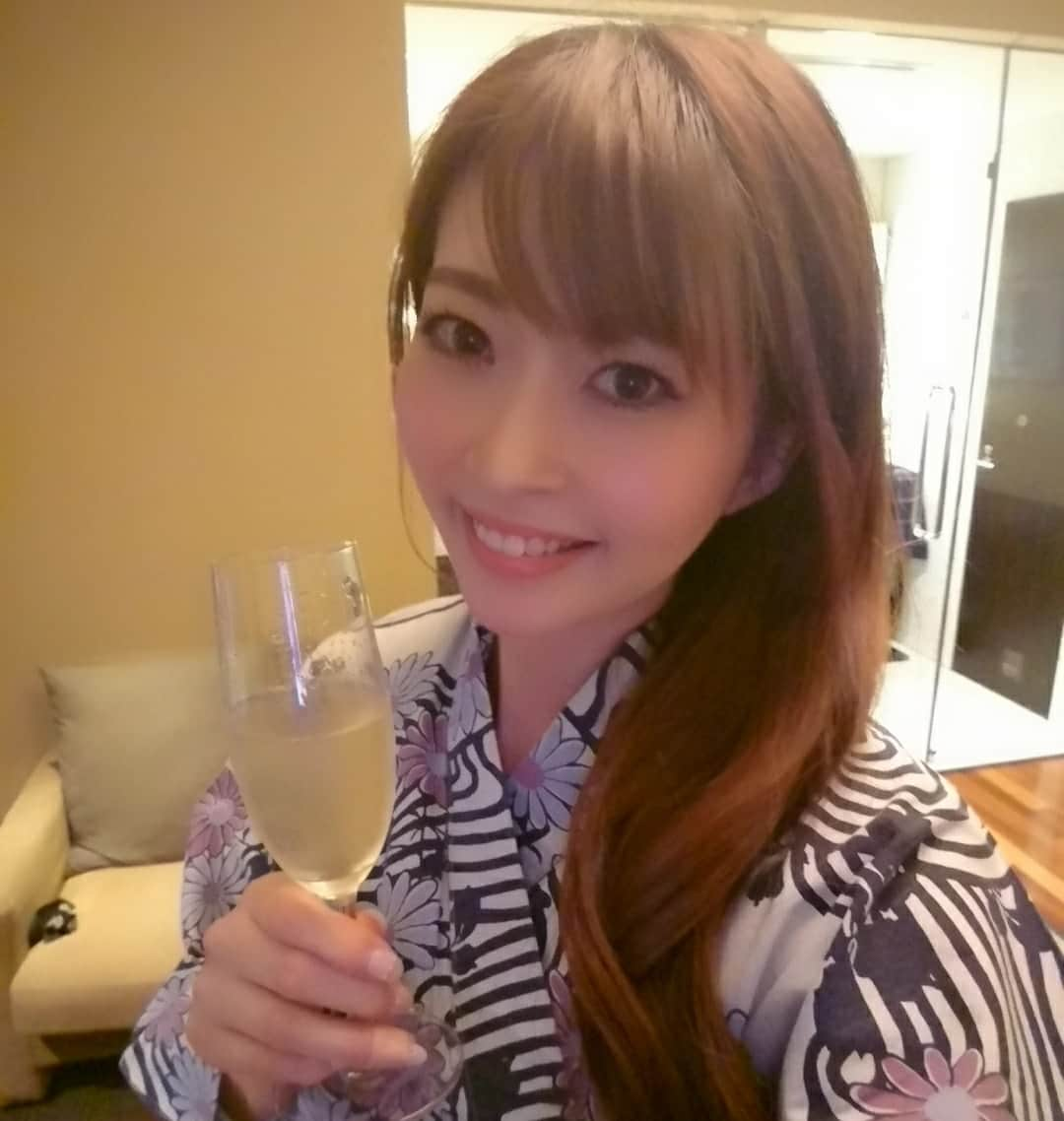 三浦真理子さんのインスタグラム写真 - (三浦真理子Instagram)「. 夕方からのchampagne🥂 . 11月は記念日なので、旅館でゆっくり🌝 . かなりおすすめ宿で評価高いだけさすがだな〜って思える❣️ . 到着まではこんなとこにあるの？って思ったけど、かなり最高です😍✨ . もう既にまた泊まりたいw😀 このあとの夕食も楽しみです😉🍴🎵 . . #熱海 #熱海旅行 #熱海ふふ #ふふ #おすすめ宿 #隠れ家宿 #客室露天風呂 #温泉 #記念日 #champagne #pleasefollowme #instagood #フォローミー #旅館 #宿 #夫婦 #夫婦記念日 #熱海温泉 #♨️ #ポカポカ #お酒好き #onsen  #atami #atamihuhu #1周年記念」11月13日 16時30分 - marigram.22