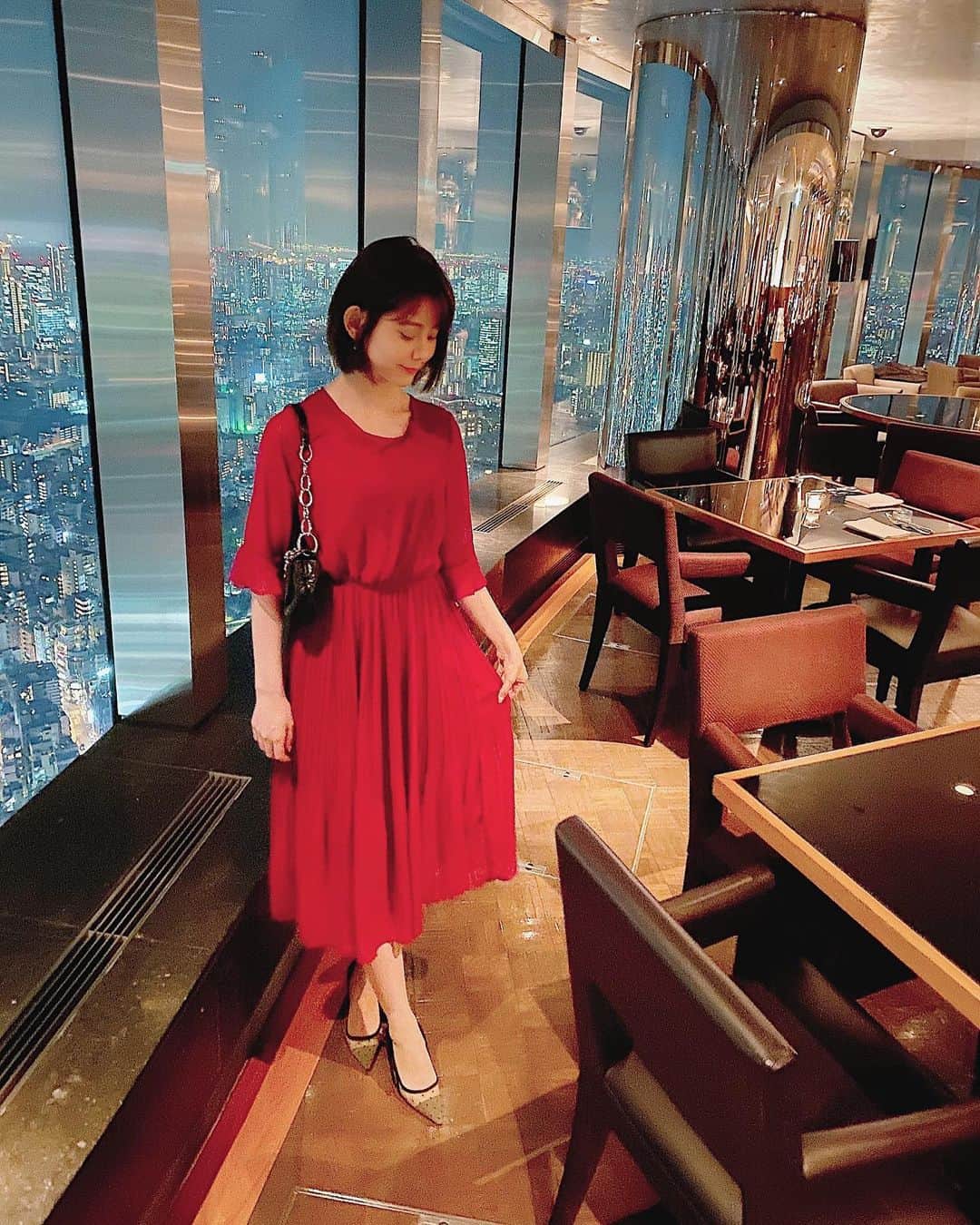 林村ゆかりのインスタグラム：「普段も良い感じの場所でも気軽に着られるワンピースで美女とお茶🥰  ワンピース#valmuler バッグ・靴#dior ジャケット#urbanresarch ﻿ ﻿ ﻿ ﻿﻿ #コーディネート#コーデ#大人女子コーデ#きれいめカジュアル#fashion#カジュアル#160cm以上コーデ#ootd#code#outfit#instafashion#ファッション#style#シンプル#simple#秋コーデ#シンプルコーデ#cordinate#coordinate#今日のコーデ#今日の服#ライブ配信#valmuler_official」