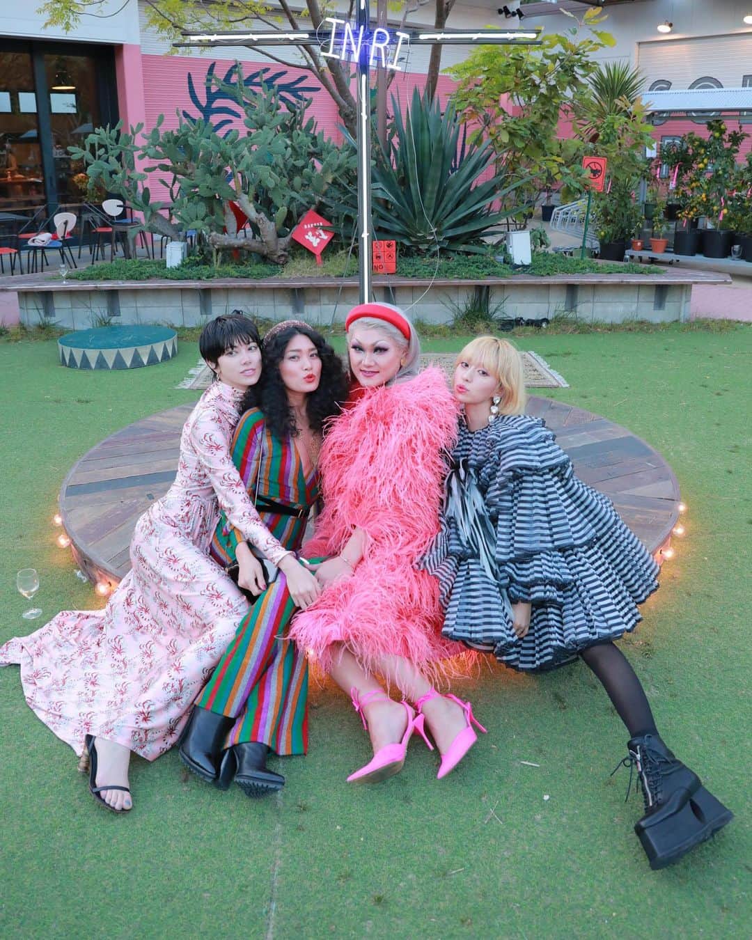 PELIのインスタグラム：「🎪🎪✋🤡🤚🎪🎪 サーカスの一座楽しかったな！ シルエットが最強のドレスは　@marcjacobs ❤️ 伝線しにくい地球に優しいストッキングは　@swedishstockings ✨　 #marcjacobs #swedishstockings  photo by @wataru_fukaya」
