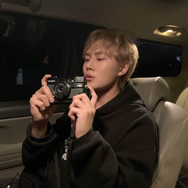 イ・ミンホのインスタグラム：「나 잘 찍어요! 여러분도 내일 모르는거 잘 찍어요! 긴장하지 말고💕」