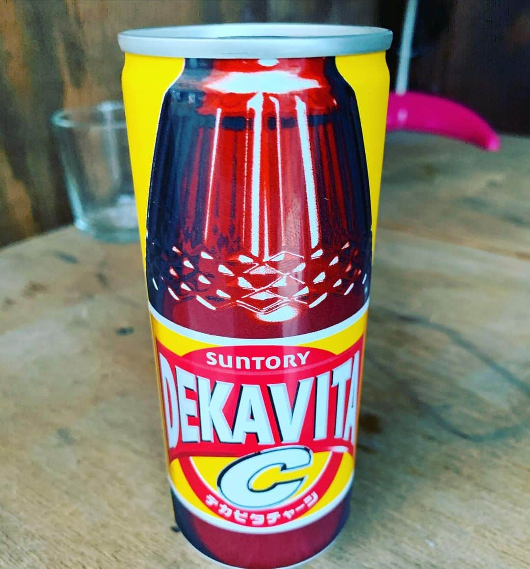 安野勇太のインスタグラム：「レコーディング5日目。DAY5。缶なんだか瓶なんだかよくわからんものでチャージしていくのである。最近乾燥するからね、加湿も大事ですよね🙃そんなわけで今日も吾輩は歌うのであった。 #HAWAIIAN6 #HW6_TBIR #吸入器」