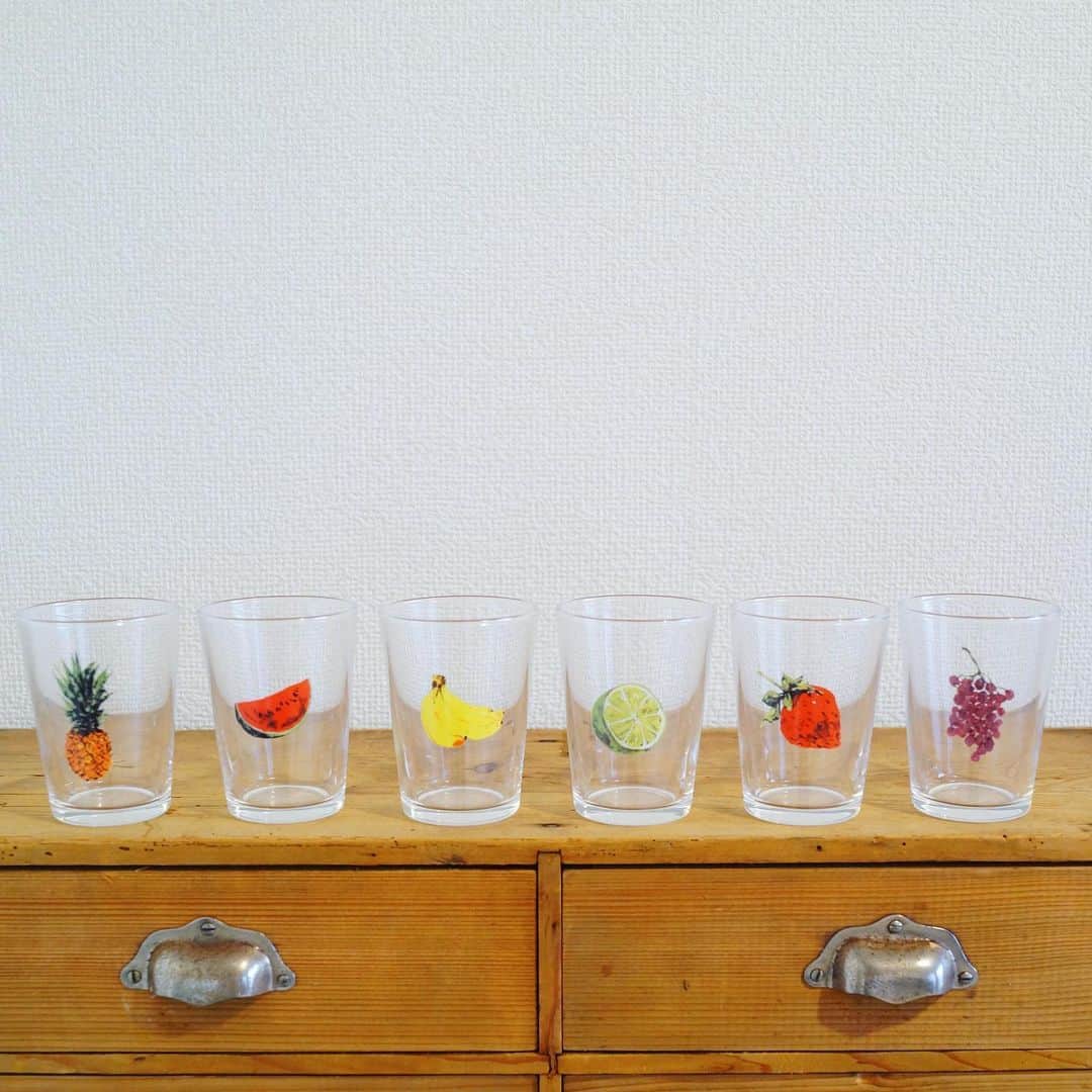 のインスタグラム：「#今週の雑貨 🍍🍉🍌🥝🍓🍇 . おお、見事にアイコン揃った(ひとつ惜しい!) 発売中のCREAのギフト特集で あっこちゃん @kikuchiakiko_official に プレゼントした小さめのグラス。 使ってくれてるかなー。  これは以前から私自身も愛用しているもの。 誌面ではちょっと見えづらかったのでね。 ほかに贈ったもの、私が貰ったもの(超かわいいのだ!) 詳しくは特集を、読んでいただけたら。  #crea_magazine #贈りものバイブル #プレゼント交換 #claskado」