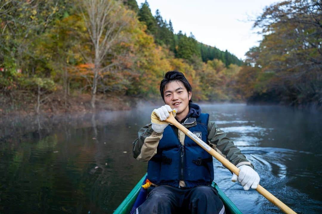 山人さんのインスタグラム写真 - (山人Instagram)「紅葉ハイライト⑦ 人、物、動物と紅葉 息を飲むような紅葉をお届けします。  #東北 #岩手県 #西和賀町 #湯川温泉 #山人 #yamado #ホテル #ホテルマン #山人スタッフが行く #a7ⅲ #絵 #地元の良さ #北上線 #全室かけ流し温泉付き #ここにしかない魅力 #四季 #季節 #自然 #スタッフsh撮影 #秋 #autumn #紅葉 #錦秋湖 #銀河鉄道 #湯田ダム #MD #空撮 #光 #シリーズ紅葉 #第七弾」11月13日 16時45分 - yamado.official