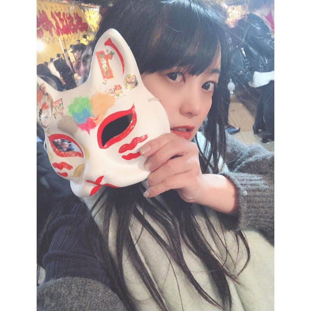 脊山麻理子さんのインスタグラム写真 - (脊山麻理子Instagram)「この猫ちゃんのお面も毎年GETしてるにゃ♡今年はこの可愛い装飾のお面にしたよ♡ #新宿花園神社酉の市2019 #新宿花園神社　#酉の市　#お面　#日本のお祭り　#鬼滅の刃」11月13日 16時58分 - mariko_seyama_milkpon