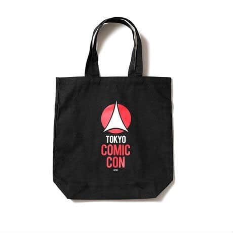 のインスタグラム：「▼¥10,000以上の購入で送料無料▼﻿ TOKYO COMIC CON TOTE BAG // TYPE A﻿ ¥1,650 税込﻿ ﻿ その他、東京コミコン公式オンラインショップはこちらから！﻿ https://www.tokyo-comic-con.com/﻿ ﻿ #東京コミコン #TokyoComicCon #オンラインショップ」