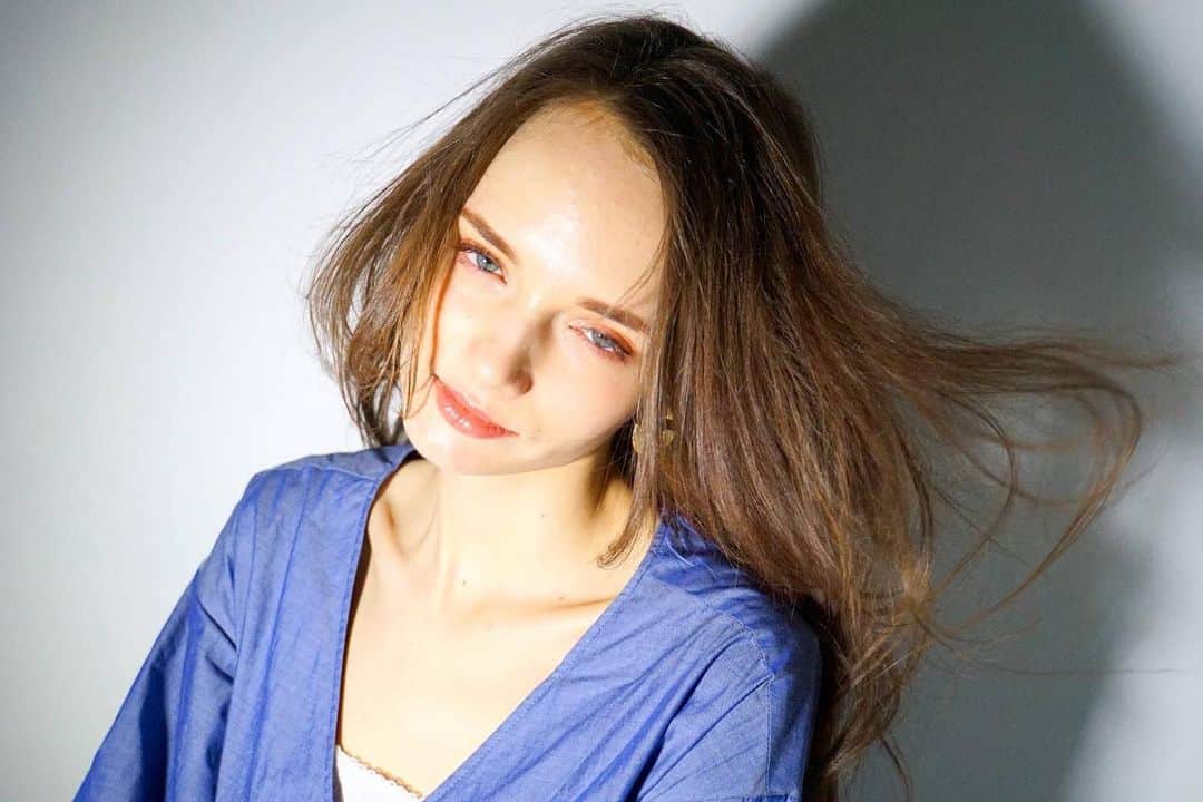 のインスタグラム：「✨早稲美学生作品✨ 21A ハヤシ ユウト #作品撮り #ポートレート#ヘアメイク#ヘアアレンジ #メイク#カメラ#撮影#撮影会#モデル撮影  #ヘアショー #かわいい #コテ巻き #hairarrange #makeup #写真撮ってる人と繋がりたい #model#サロンモデル#サロモ#ヘアメイク#カメラ好きな人と繋がりたい #写真好きな人と繋がりたい #美容師#美容学生#美容学校#一眼レフ#美容師さんと繋がりたい #暗髪#外国人風ヘアー #早稲美#早稲田美容専門学校」